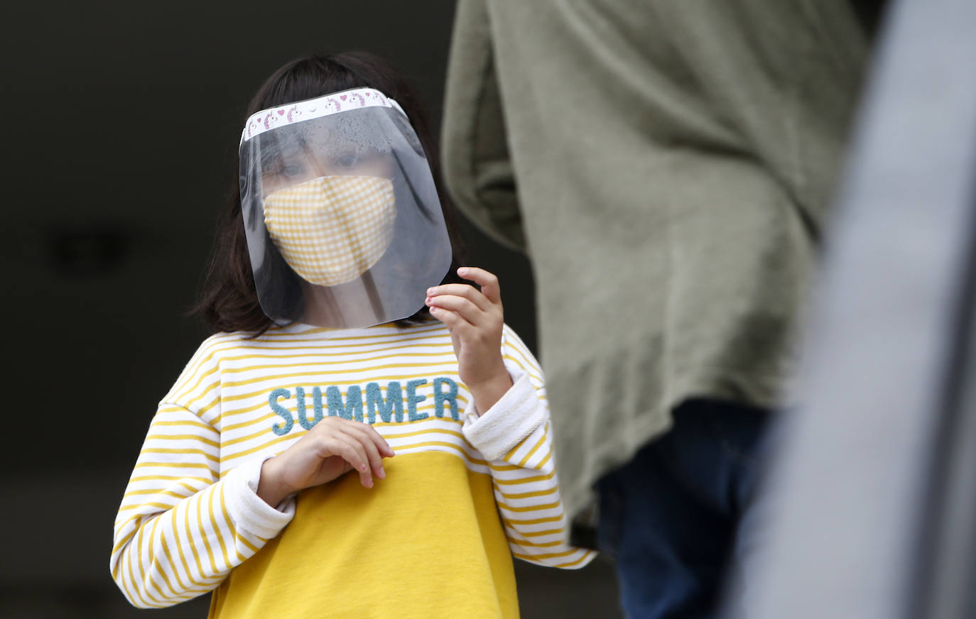 Los colegios ovetenses abrieron este martes sus puertas con muchos nervios y expectación por parte de los alumnos. Los pequeños regresan preparados para la 'nueva normalidad' que les espera, con mascarillas y gel hidroalcohólico en la mochila.