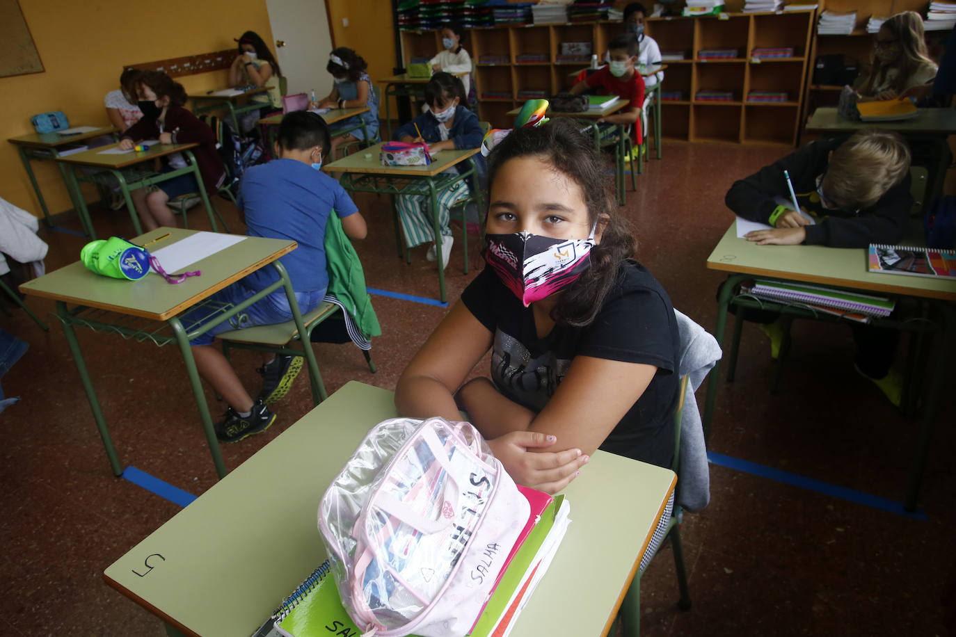 Los colegios ovetenses abrieron este martes sus puertas con muchos nervios y expectación por parte de los alumnos. Los pequeños regresan preparados para la 'nueva normalidad' que les espera, con mascarillas y gel hidroalcohólico en la mochila.