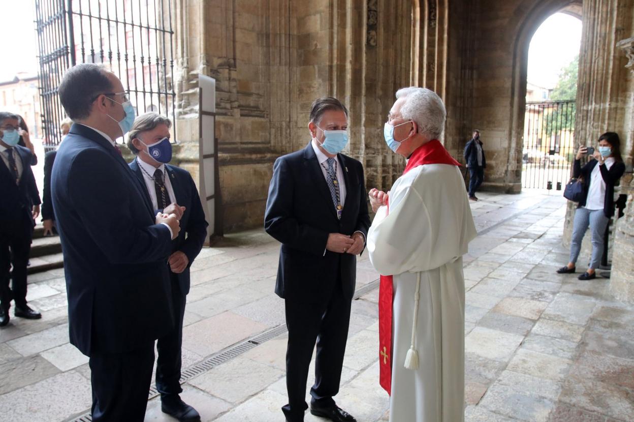 Mario Arias, José Ramón Prado y Alfredo Canteli fueron recibidos por el deán Benito Gallego. 