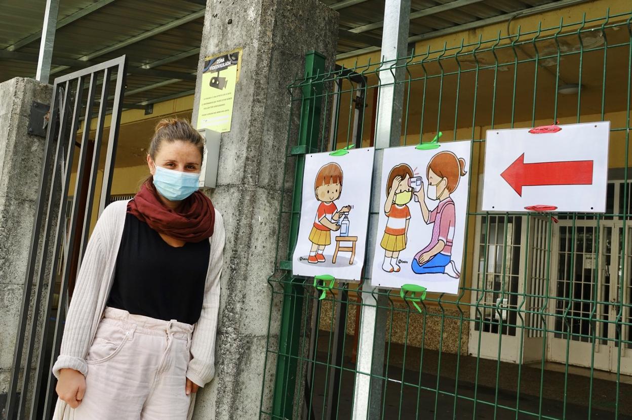 Ana Canga, jefa de estudios del colegio Río Sella de Arriondas, a la entrada, en el que muestran a los niños la necesidad de limpiarse las manos con gel hidroalcohólico y de tomarse la temperatura. 