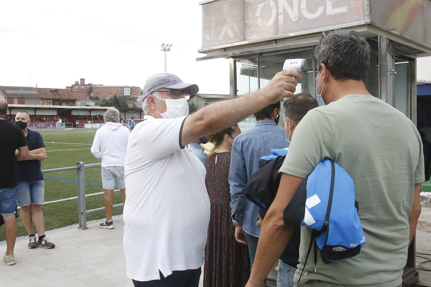 El fútbol con público volvió a Asturias, con la celebración de los partidos de Copa Federación. Los enfrentamientos entre de Navarro y Urraca, en Tabiella; Condal y L'Entregu en el Alejandro Ortea; Industrial y Mosconia, en Santa Cruz y Lenense-Tuilla fueron los encargados de inaugurar esta 'nueva normalidad' en los campos de la región.