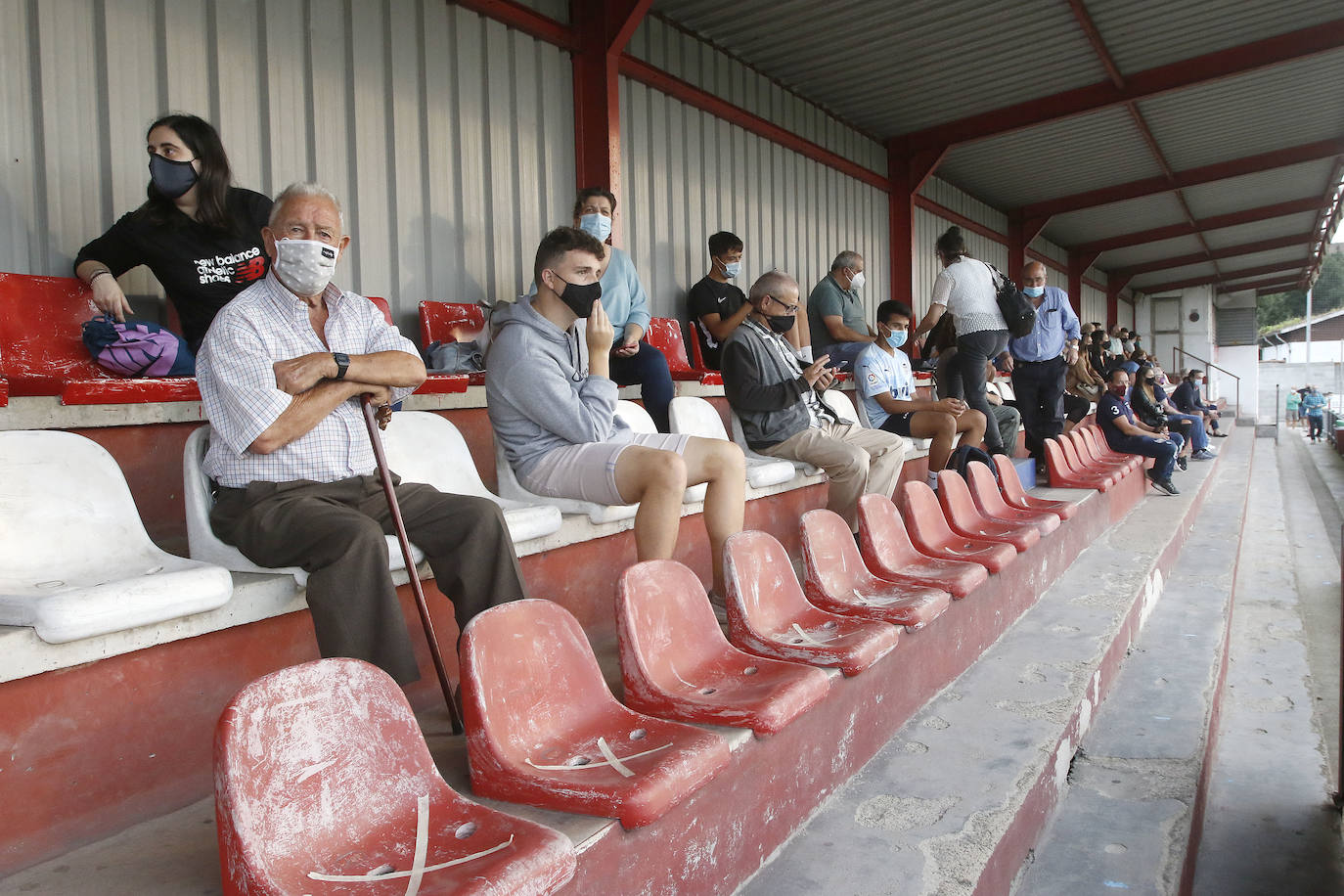 El fútbol con público volvió a Asturias, con la celebración de los partidos de Copa Federación. Los enfrentamientos entre de Navarro y Urraca, en Tabiella; Condal y L'Entregu en el Alejandro Ortea; Industrial y Mosconia, en Santa Cruz y Lenense-Tuilla fueron los encargados de inaugurar esta 'nueva normalidad' en los campos de la región.