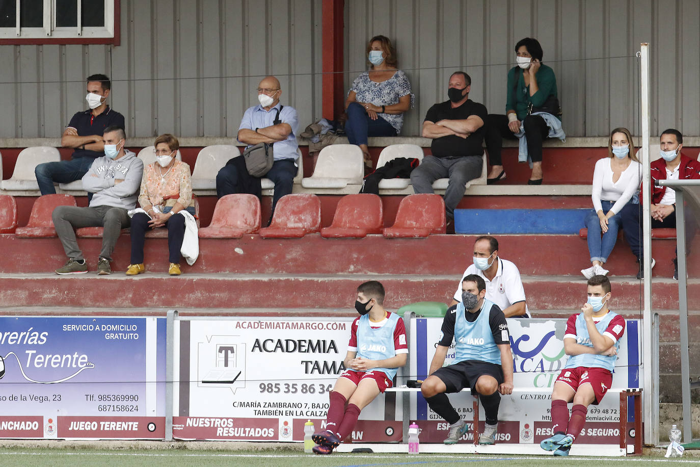 El fútbol con público volvió a Asturias, con la celebración de los partidos de Copa Federación. Los enfrentamientos entre de Navarro y Urraca, en Tabiella; Condal y L'Entregu en el Alejandro Ortea; Industrial y Mosconia, en Santa Cruz y Lenense-Tuilla fueron los encargados de inaugurar esta 'nueva normalidad' en los campos de la región.