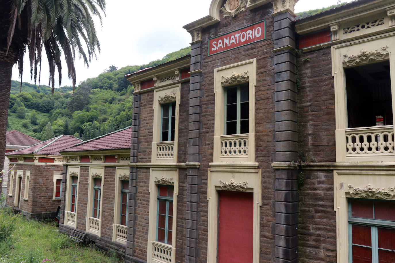 El sanatorio del poblado minero de Bustiello.