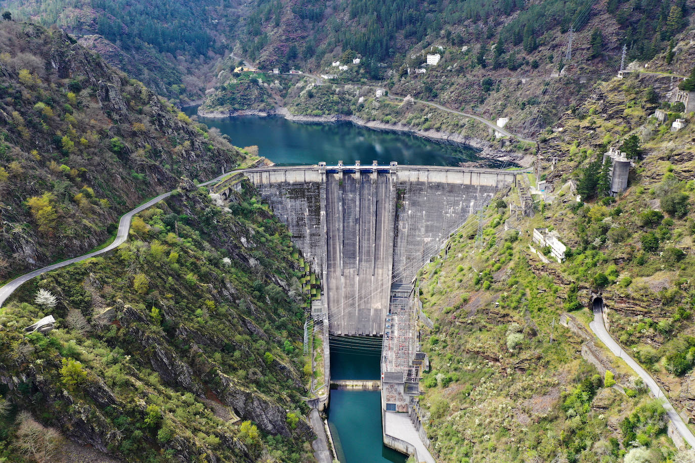 El aprovechamiento de las distintas fuentes de energía ha sido y es otro motor industrial de Asturias, además de esencial para el desarrollo de otras actividades económicas con gran arraigo en el territorio. Así, Asturias cuenta con grandes ejemplos de aprovechamiento hidrológico, como la presa y central de Grandas de Salime. 