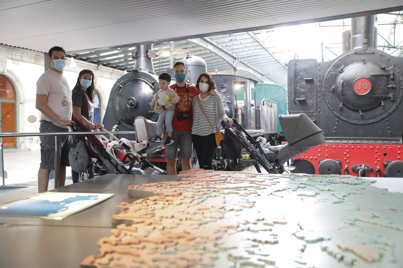 Visitantes en el Museo del Ferrocarril de Gijón.