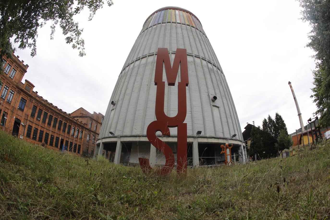 También es interesante el Museo de la Siderurgia de Langreo, aunque aún no ha abierto tras cerrar sus puertas por la declaración del estado de alarma en marzo. Inaugurado en 2006 en un antiguo refrigerador, fue el primer museo de España dedicado a esta industria.