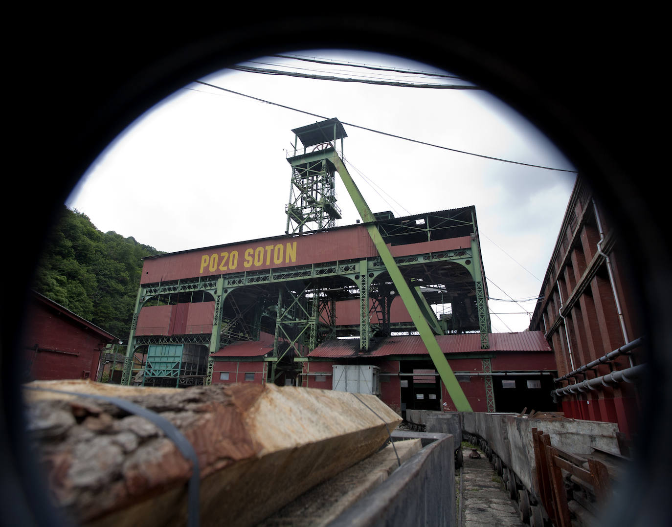 Gijón acoge esta semana las XXII Jornadas Internacionales de Patrimonio Industrial de INCUNA, una cita en la que se debatirá, y mucho, sobre el futruo de estos bienes de gran valor histórico y cultural. Su conservación para las próximas generaciones depende en gran parte de los nuevos usos que se les pueda dar y su explotación turística parece una de las apuestas más seguras. De hecho, Asturias ya cuenta con destacados ejemplos de antiguas construcciones industriales convertidas en polos de atracción para conocer la historia social y económica de la región. Los más evidentes, los antiguos pozos mineros y las edificaciones colindantes. Hoy, el más conocido quizá sea el pozo Sotón, en San Martín del Rey Aurelio. Es una de las explotaciones más antiguas de Asturias, Bien de Interés Cultural desde 2014 y un lugar de referencia para experimentar en primera persona el día a día de los mineros.