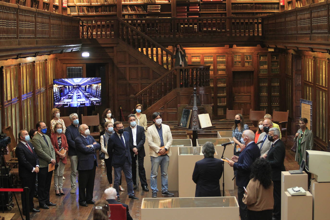 La muestra titulada 'La Biblioteca de la Universidad de Oviedo (1770-2020): 250 años abriendo puertas al conocimiento', incluye documentos históricos. Ha sido inaugurada este jueves con la presencia del rector Santiago García Granda. 