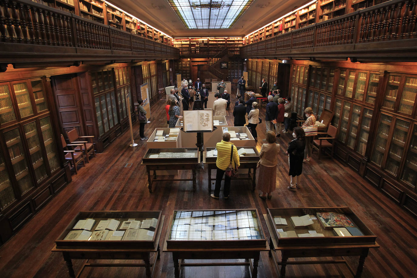 La muestra titulada 'La Biblioteca de la Universidad de Oviedo (1770-2020): 250 años abriendo puertas al conocimiento', incluye documentos históricos. Ha sido inaugurada este jueves con la presencia del rector Santiago García Granda. 