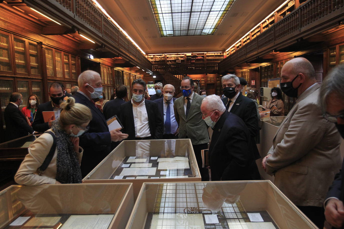 La muestra titulada 'La Biblioteca de la Universidad de Oviedo (1770-2020): 250 años abriendo puertas al conocimiento', incluye documentos históricos. Ha sido inaugurada este jueves con la presencia del rector Santiago García Granda. 