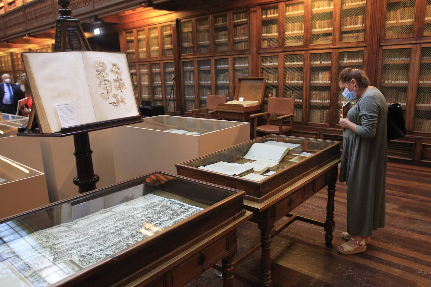 La muestra titulada 'La Biblioteca de la Universidad de Oviedo (1770-2020): 250 años abriendo puertas al conocimiento', incluye documentos históricos. Ha sido inaugurada este jueves con la presencia del rector Santiago García Granda. 