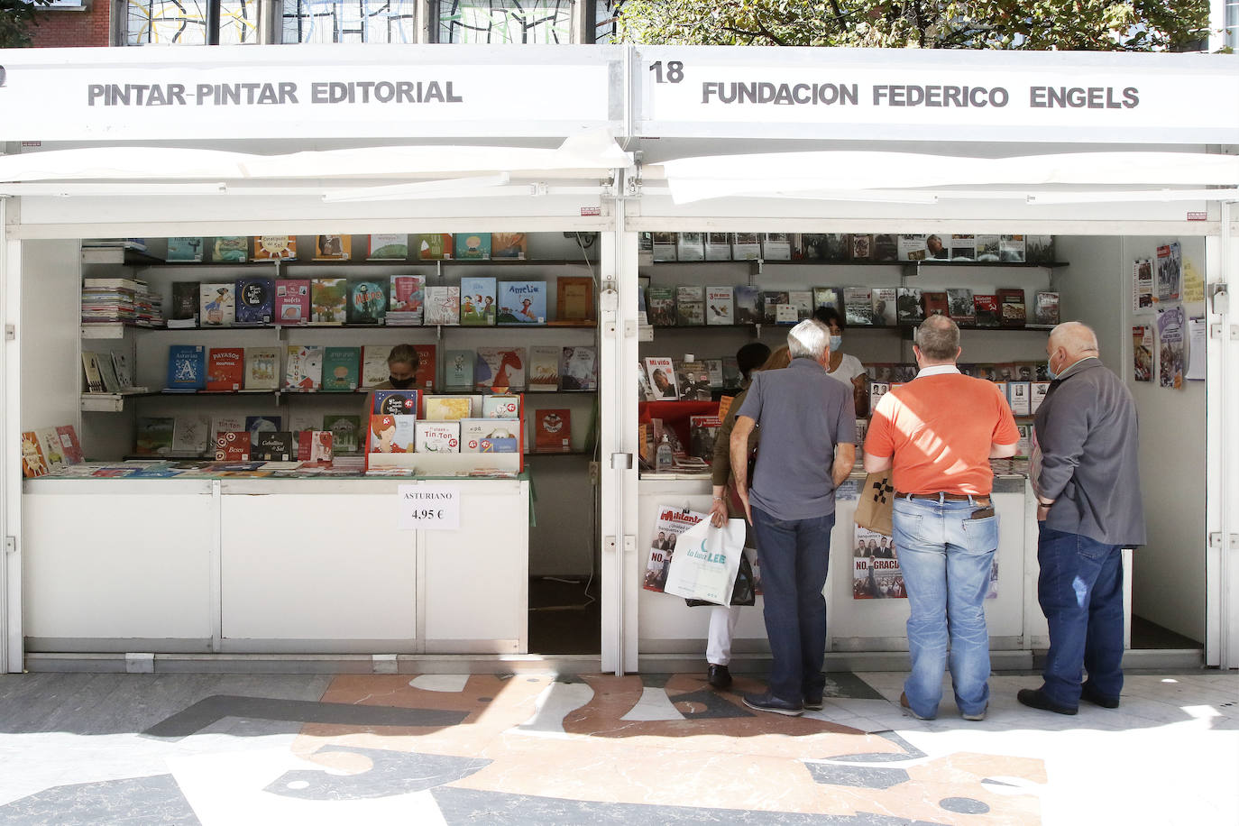 Dos carpas y 44 casetas de librerías y editoriales, instaladas en el paseo de Begoña y la calle de Tomás y Valiente, serán el corazón de esta cita con la cultura, que cuenta con el apoyo del Aula de Cultura de EL COMERCIO. Será hasta este domingo 27.