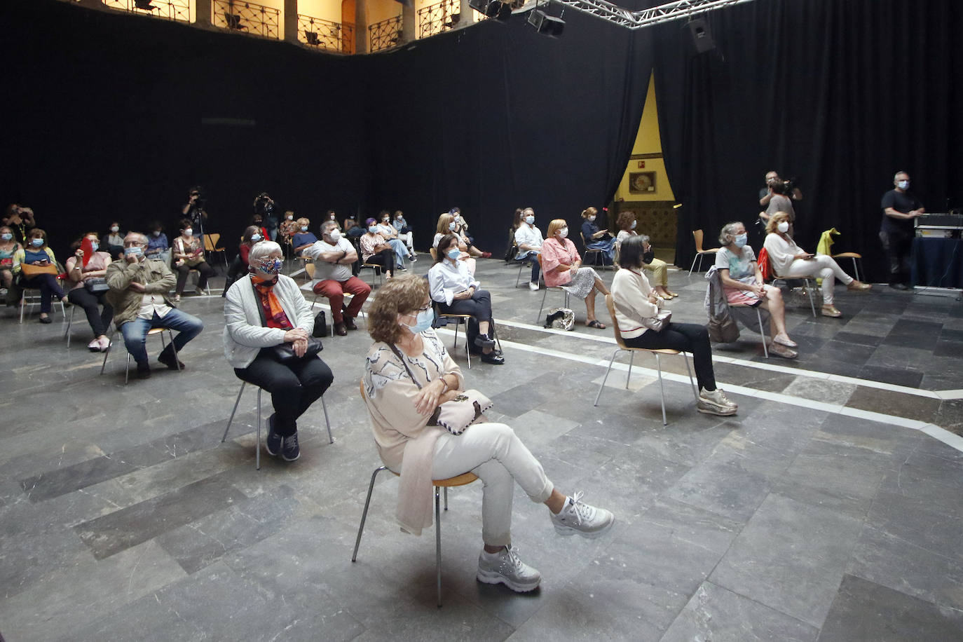 La Feria del Libro de Gijón ya ha comenzado y lo ha hecho con un emotivo homenaje a Luis Sepúlveda, fallecido por coronavirus. Han participado su viuda, Carmen Yáñez; el concejal de Cultura de Gijón, Alberto Ferrao; y los escritores Pedro de Silva y Miguel Rojo, amigo personal de Sepúlveda y colaborador de EL COMERCIO.