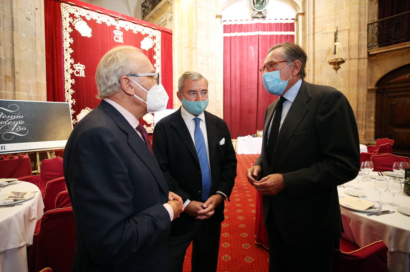 El Salón Covadonga del Hotel Reconquista de Oviedo ha acogido este jueves la entrega del premio Ovetense del Año 2019 al empresario asturmexicano Carlos Casanueva, quien estuvo presente en el acto de forma telemática. El evento iba a celebrarse en marzo, pero tuvo que aplazarse por la pandemia. Además, el alcalde, Alfredo Canteli, ha entregado la insignia de plata de 'Ovetense del Año' a los galardonados o sus familiares durante sus veinticinco años de historia. 