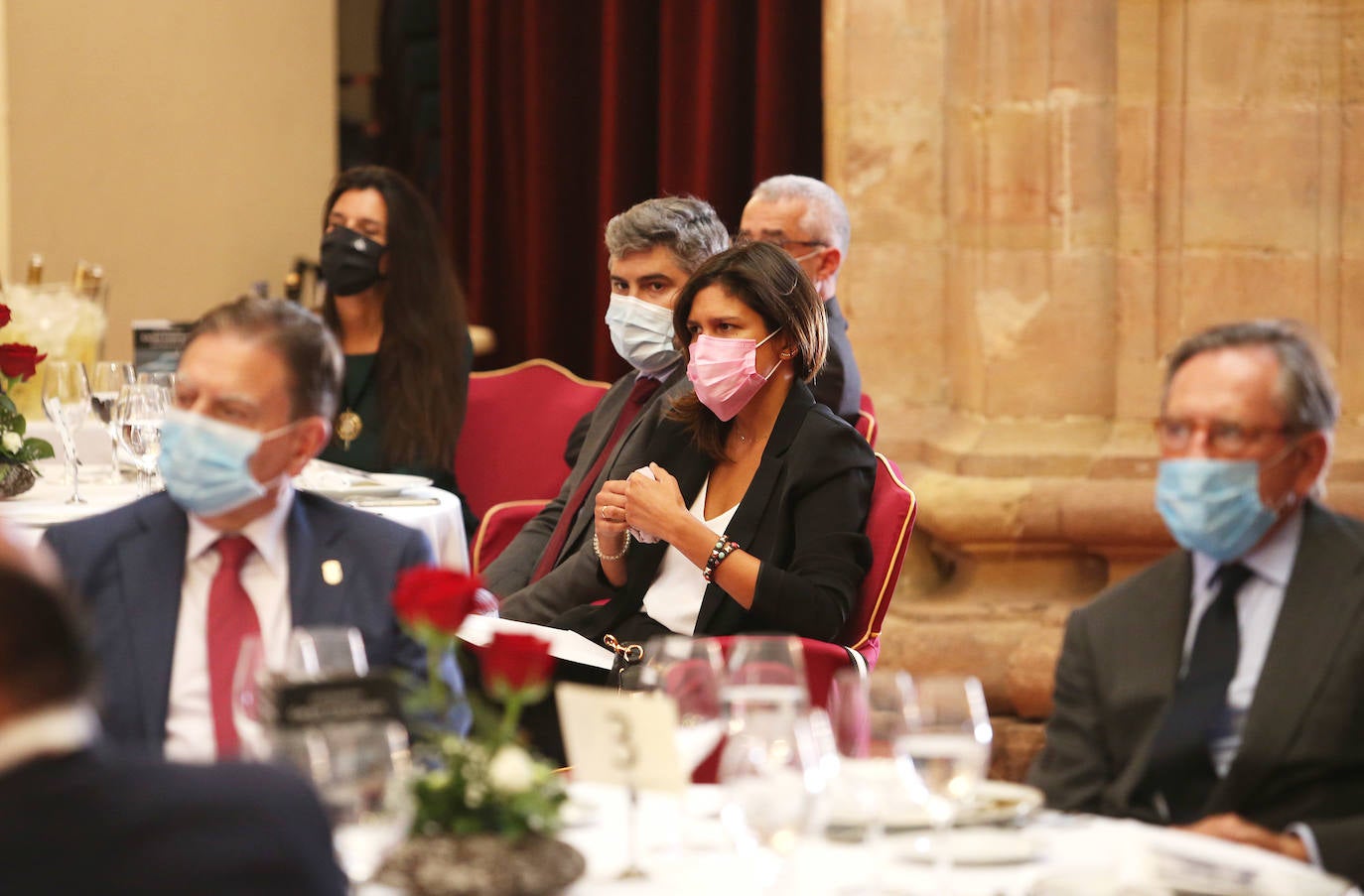 El Salón Covadonga del Hotel Reconquista de Oviedo ha acogido este jueves la entrega del premio Ovetense del Año 2019 al empresario asturmexicano Carlos Casanueva, quien estuvo presente en el acto de forma telemática. El evento iba a celebrarse en marzo, pero tuvo que aplazarse por la pandemia. Además, el alcalde, Alfredo Canteli, ha entregado la insignia de plata de 'Ovetense del Año' a los galardonados o sus familiares durante sus veinticinco años de historia. 