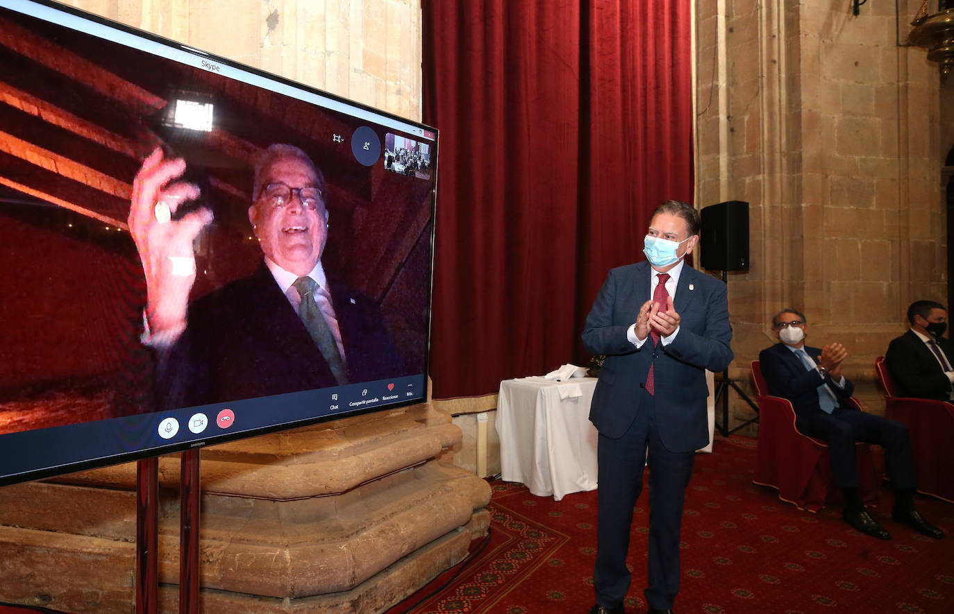 El Salón Covadonga del Hotel Reconquista de Oviedo ha acogido este jueves la entrega del premio Ovetense del Año 2019 al empresario asturmexicano Carlos Casanueva, quien estuvo presente en el acto de forma telemática. El evento iba a celebrarse en marzo, pero tuvo que aplazarse por la pandemia. Además, el alcalde, Alfredo Canteli, ha entregado la insignia de plata de 'Ovetense del Año' a los galardonados o sus familiares durante sus veinticinco años de historia. 