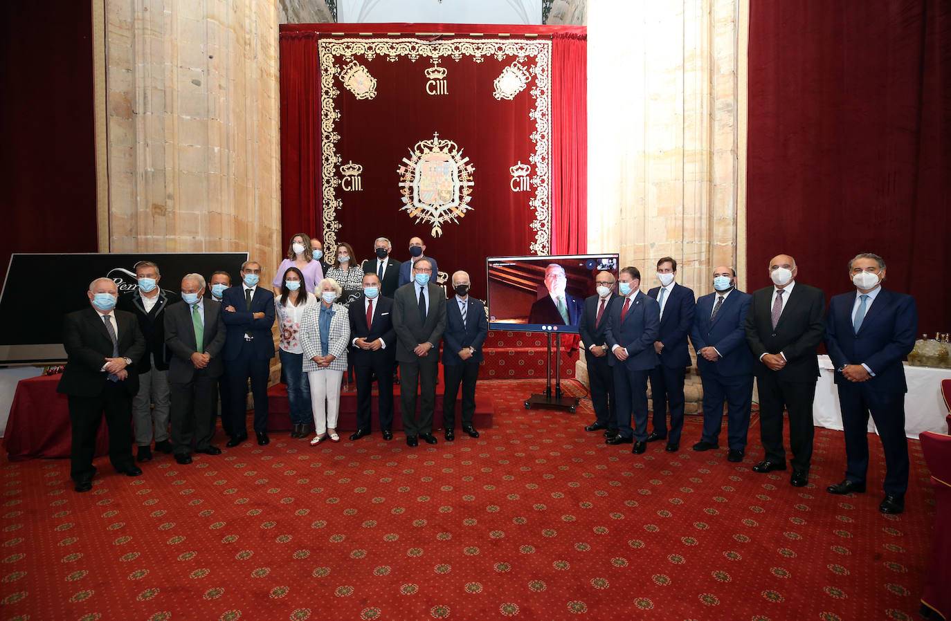 El Salón Covadonga del Hotel Reconquista de Oviedo ha acogido este jueves la entrega del premio Ovetense del Año 2019 al empresario asturmexicano Carlos Casanueva, quien estuvo presente en el acto de forma telemática. El evento iba a celebrarse en marzo, pero tuvo que aplazarse por la pandemia. Además, el alcalde, Alfredo Canteli, ha entregado la insignia de plata de 'Ovetense del Año' a los galardonados o sus familiares durante sus veinticinco años de historia. 