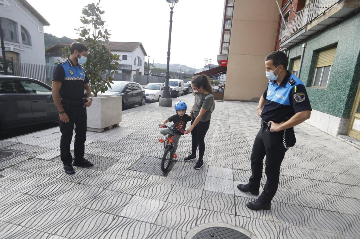 Langreo. Dos policías locales, con una madre y un hijo, tras anunciarse la alerta naranja. 