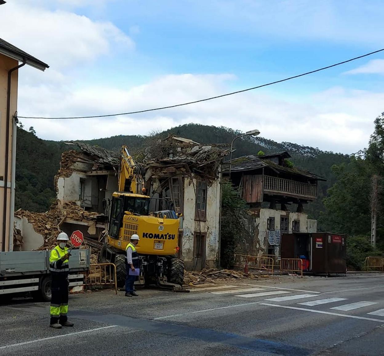 Operarios, durante los trabajos de derribo de un edificio a la entrada de Trevías. 