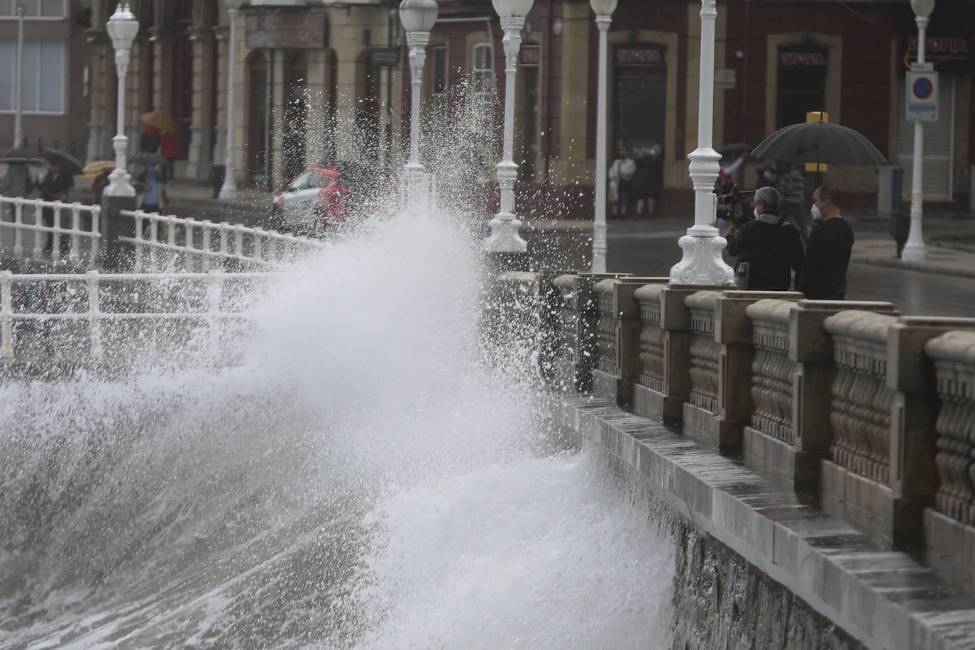 El litoral asturiano se encuentra en alerta por fenómenos costeros adversos en un viernes en el que la lluvia es la protagonista en prácticamente todo el Principado. De hecho, la boya del Puerto de Gijón ha registrado olas de más de siete metros de altura. 