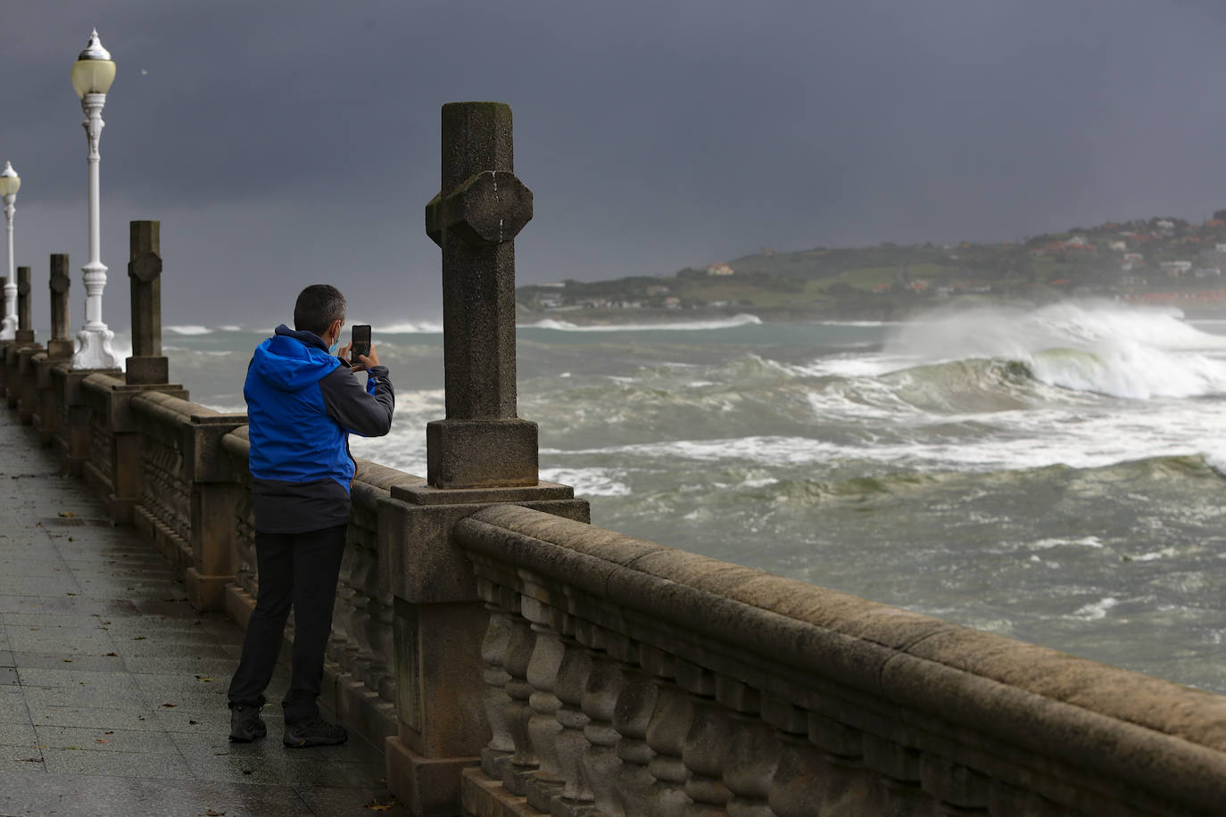 El litoral asturiano se encuentra en alerta por fenómenos costeros adversos en un viernes en el que la lluvia es la protagonista en prácticamente todo el Principado. De hecho, la boya del Puerto de Gijón ha registrado olas de más de siete metros de altura. 