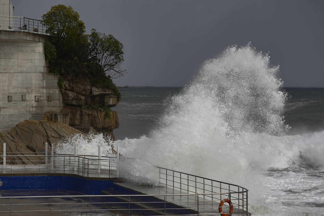 El litoral asturiano se encuentra en alerta por fenómenos costeros adversos en un viernes en el que la lluvia es la protagonista en prácticamente todo el Principado. De hecho, la boya del Puerto de Gijón ha registrado olas de más de siete metros de altura. 