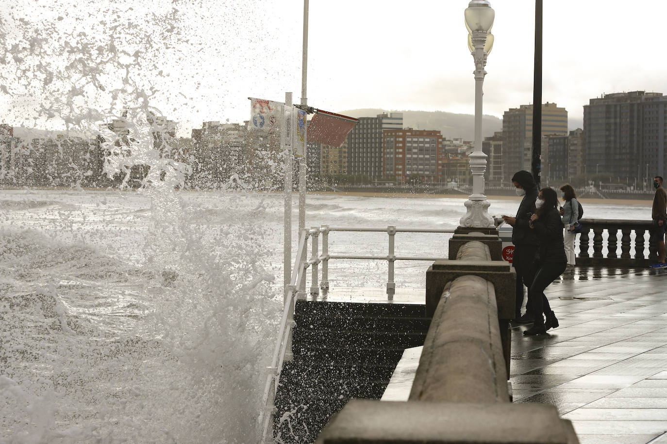 El litoral asturiano se encuentra en alerta por fenómenos costeros adversos en un viernes en el que la lluvia es la protagonista en prácticamente todo el Principado. De hecho, la boya del Puerto de Gijón ha registrado olas de más de siete metros de altura. 