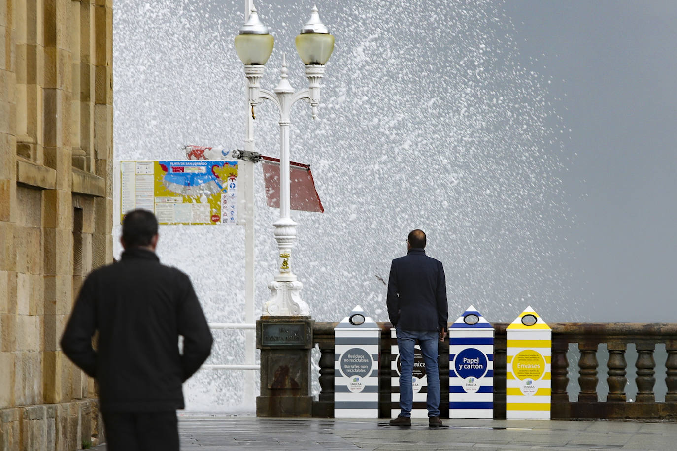 El litoral asturiano se encuentra en alerta por fenómenos costeros adversos en un viernes en el que la lluvia es la protagonista en prácticamente todo el Principado. De hecho, la boya del Puerto de Gijón ha registrado olas de más de siete metros de altura. 