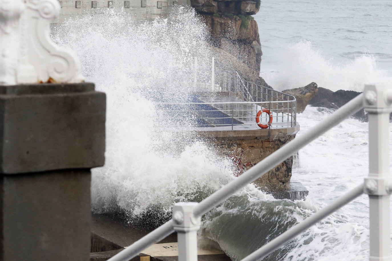 El litoral asturiano se encuentra en alerta por fenómenos costeros adversos en un viernes en el que la lluvia es la protagonista en prácticamente todo el Principado. De hecho, la boya del Puerto de Gijón ha registrado olas de más de siete metros de altura. 