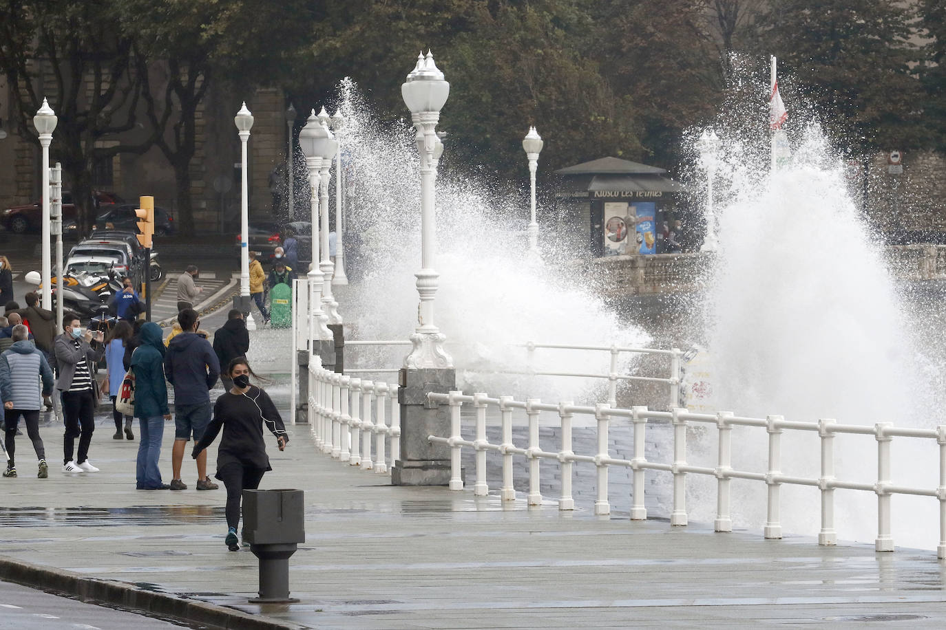 El litoral asturiano se encuentra en alerta por fenómenos costeros adversos en un viernes en el que la lluvia es la protagonista en prácticamente todo el Principado. De hecho, la boya del Puerto de Gijón ha registrado olas de más de siete metros de altura. 