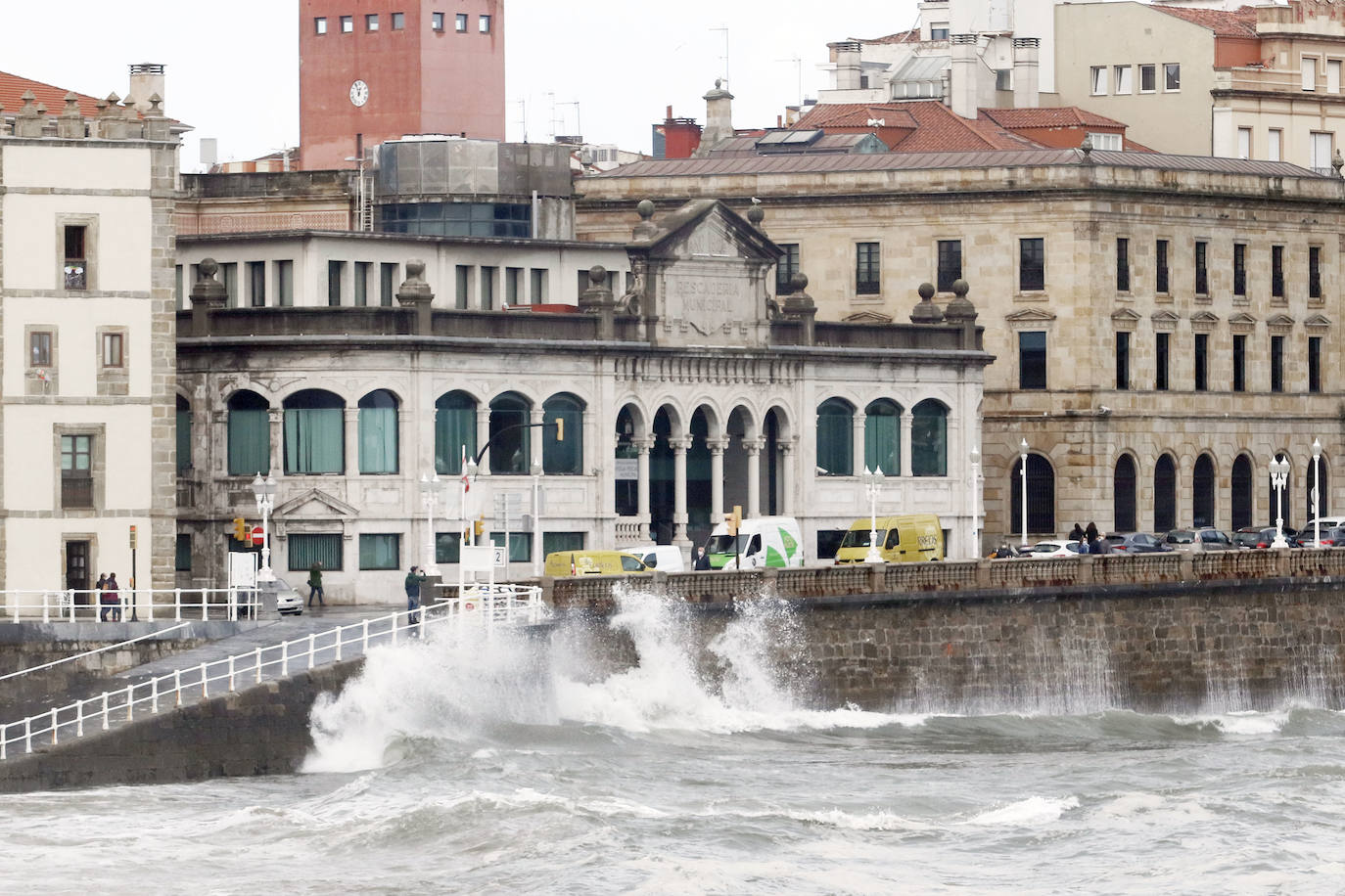 El litoral asturiano se encuentra en alerta por fenómenos costeros adversos en un viernes en el que la lluvia es la protagonista en prácticamente todo el Principado. De hecho, la boya del Puerto de Gijón ha registrado olas de más de siete metros de altura. 