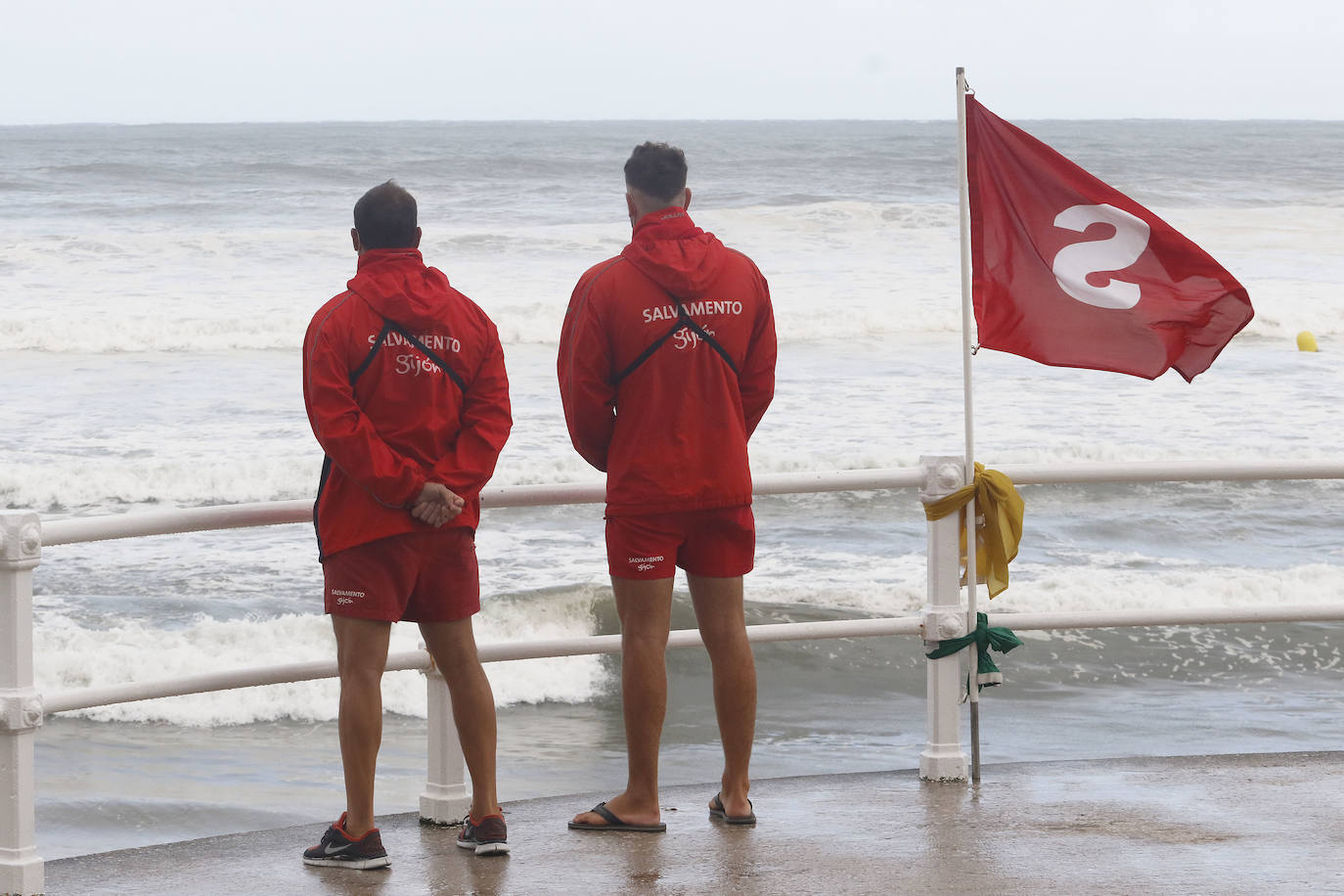 El litoral asturiano se encuentra en alerta por fenómenos costeros adversos en un viernes en el que la lluvia es la protagonista en prácticamente todo el Principado. De hecho, la boya del Puerto de Gijón ha registrado olas de más de siete metros de altura. 