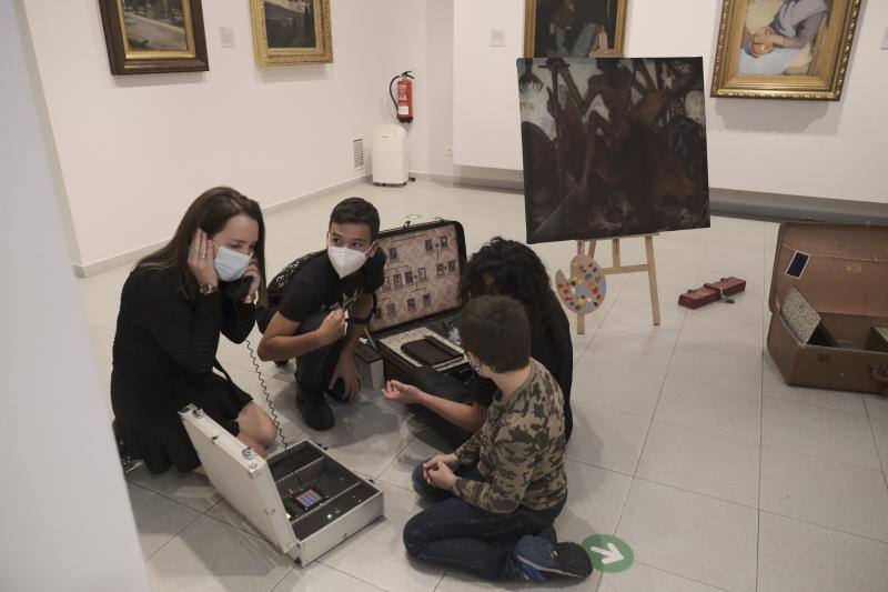 Gijón albergó este viernes la Noche Blanca, en donde distintos espacios culturales de la ciudad celebraron eventos y exposiciones con numeroso público participante pese a las restricciones impuestas por la pandemia. 