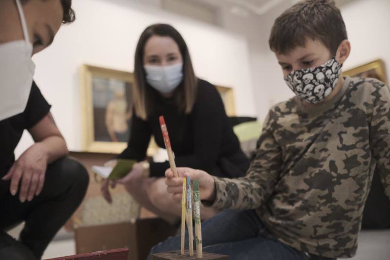 Gijón albergó este viernes la Noche Blanca, en donde distintos espacios culturales de la ciudad celebraron eventos y exposiciones con numeroso público participante pese a las restricciones impuestas por la pandemia. 