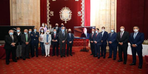 Premiados y representantes de galardonados con el 'Ovetense del Año' a lo largo de su historia recibieron ayer una insignia de plata por los 25 años de historia del premio. 