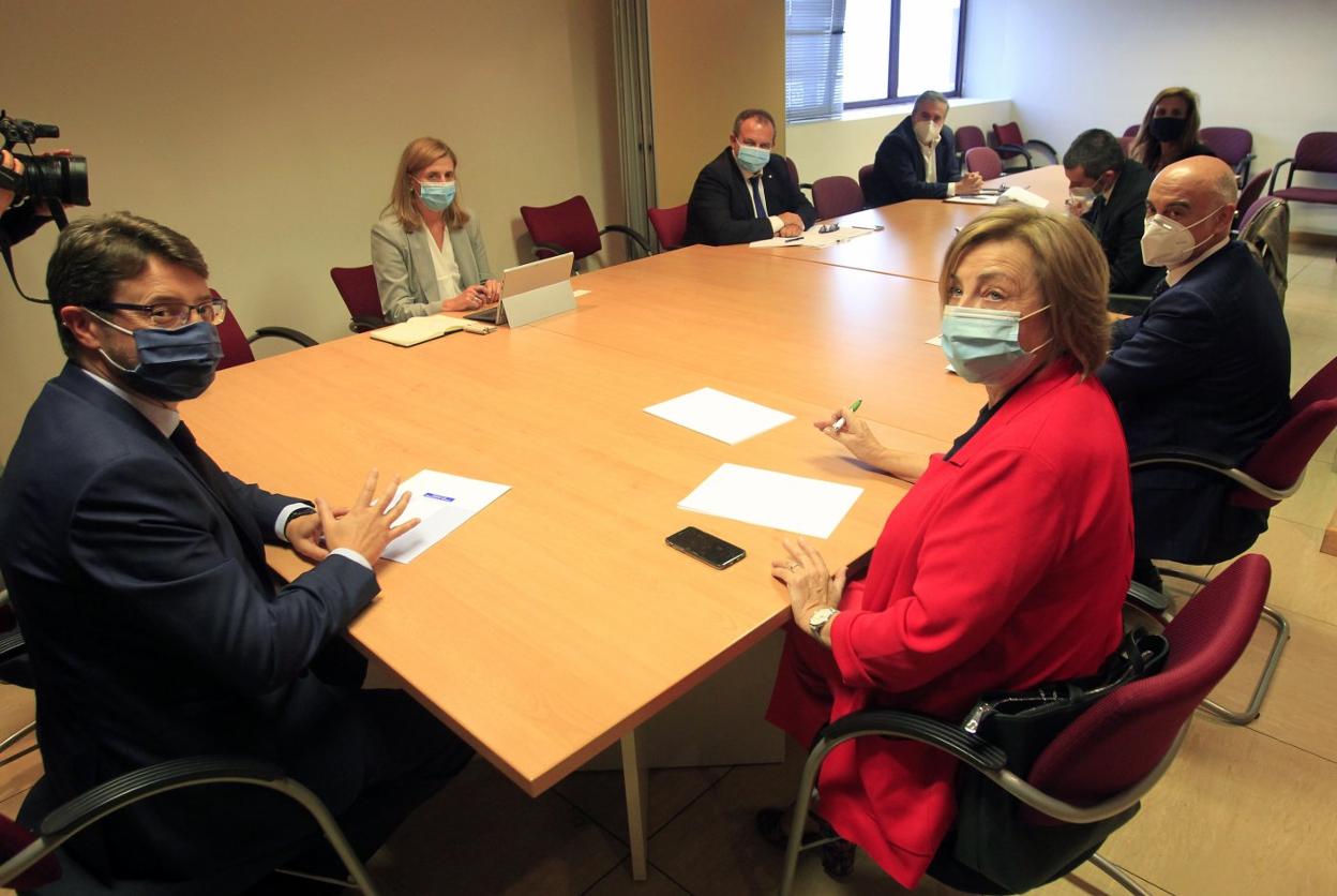 El consejero Enrique Fernández y la alcaldesa, Mariví Monteserín, se reunieron en Oviedo con representantes de Sepides. 