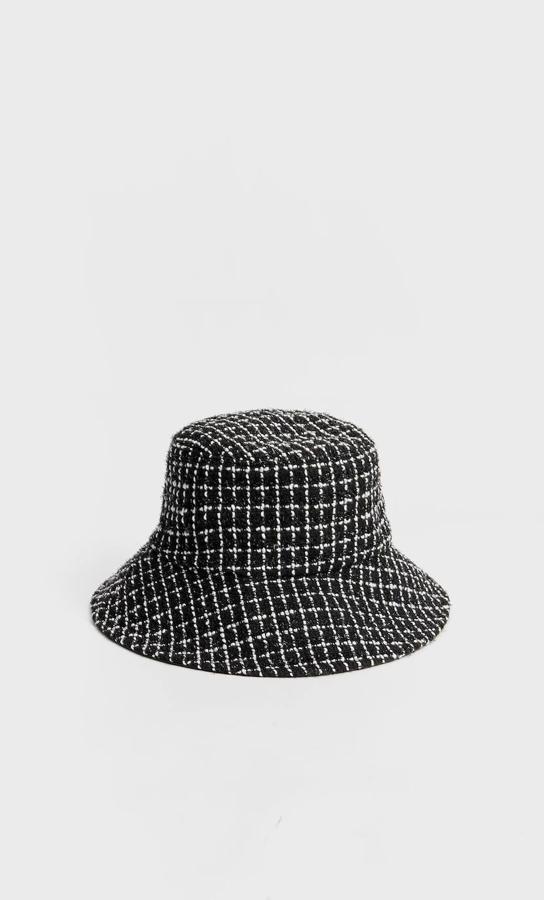 Bucket con efecto piel y de diseño reversible de Stradivarius, 12,99 euros.