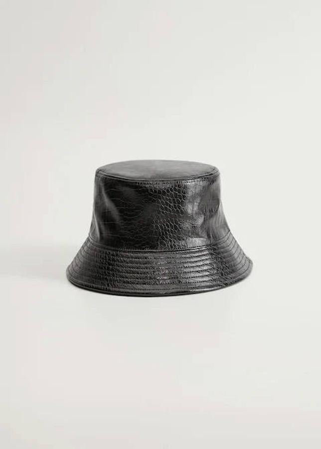 Gorro bucket de charol de Mango, 15,99 euros.