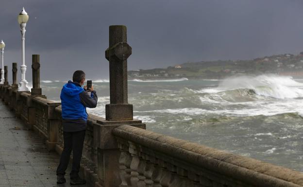 Imagen. Viernes lluvioso y con olas de más de 7 metros en Asturias. 