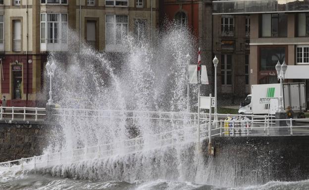 La boya del Puerto de Gijón ha registrado olas de más de 7 metros. 