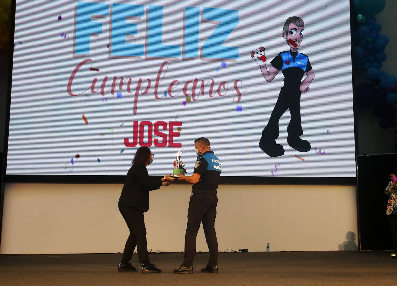 José Vázquez, el policía local más popular entre los niños de Oviedo, se jubila este año. Este sábado celebraba su último concierto con el uniforme de la Policía en el Palacio de Congresos. Sin embargo, espera que el acto no sea una despedida sino un «hasta luego». 