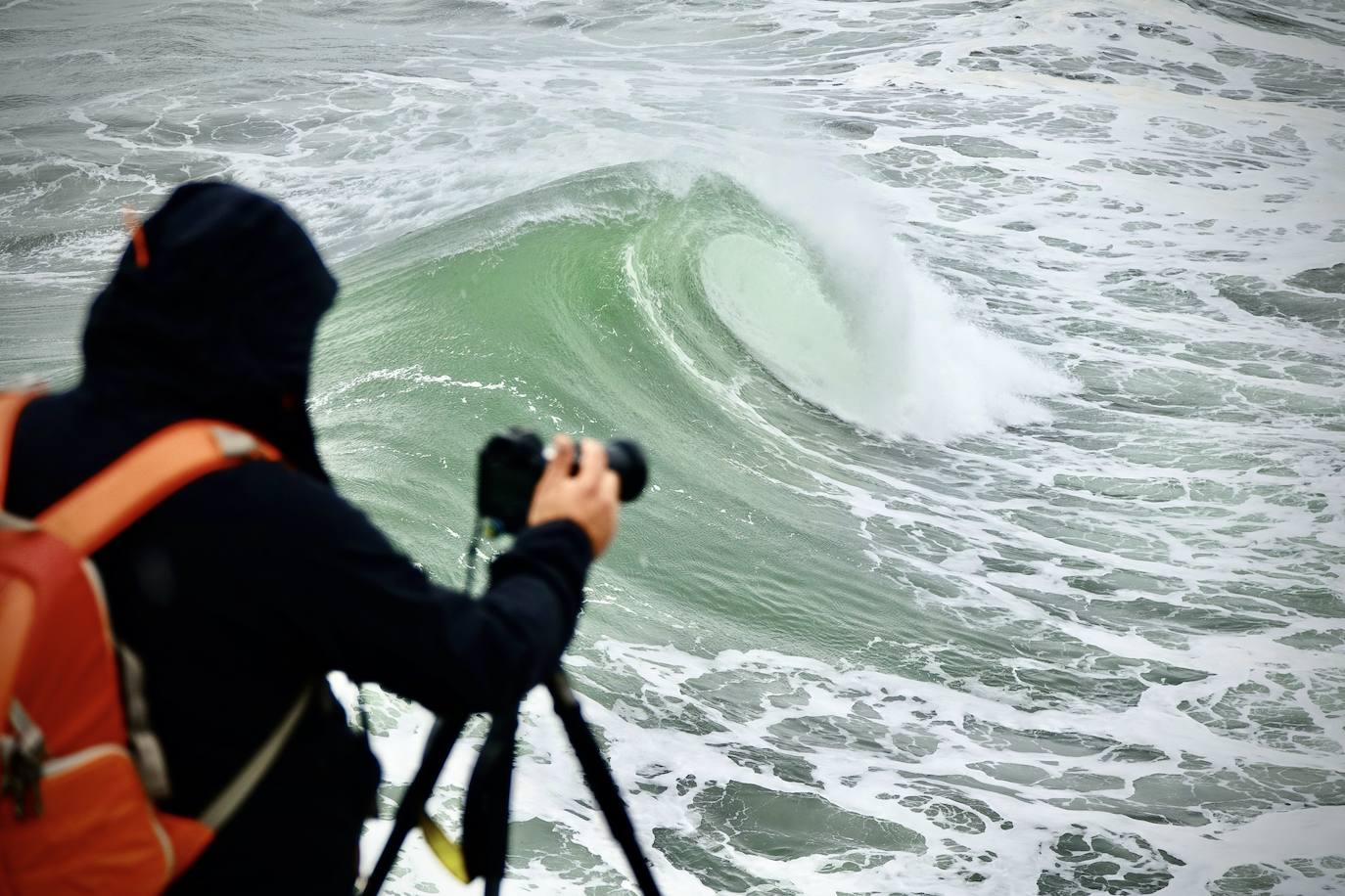 El primer fin de semana de otoño se vive en el Principado con un notable descenso de las temperaturas, lluvias y fenómenos costeros que, como contrapartida, ha ofrecido espectaculares imágenes. 