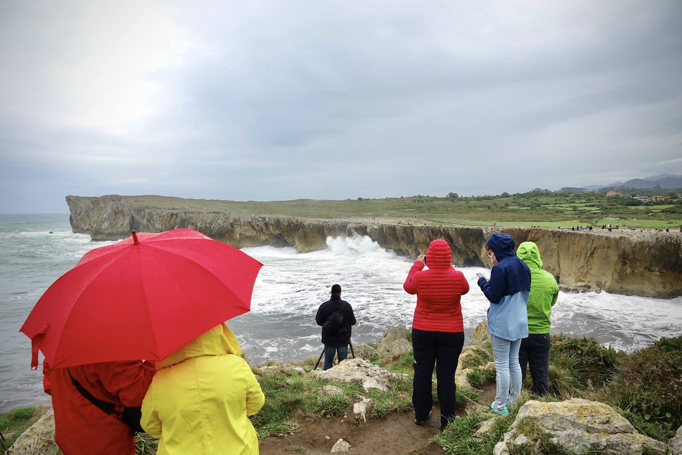El primer fin de semana de otoño se vive en el Principado con un notable descenso de las temperaturas, lluvias y fenómenos costeros que, como contrapartida, ha ofrecido espectaculares imágenes. 