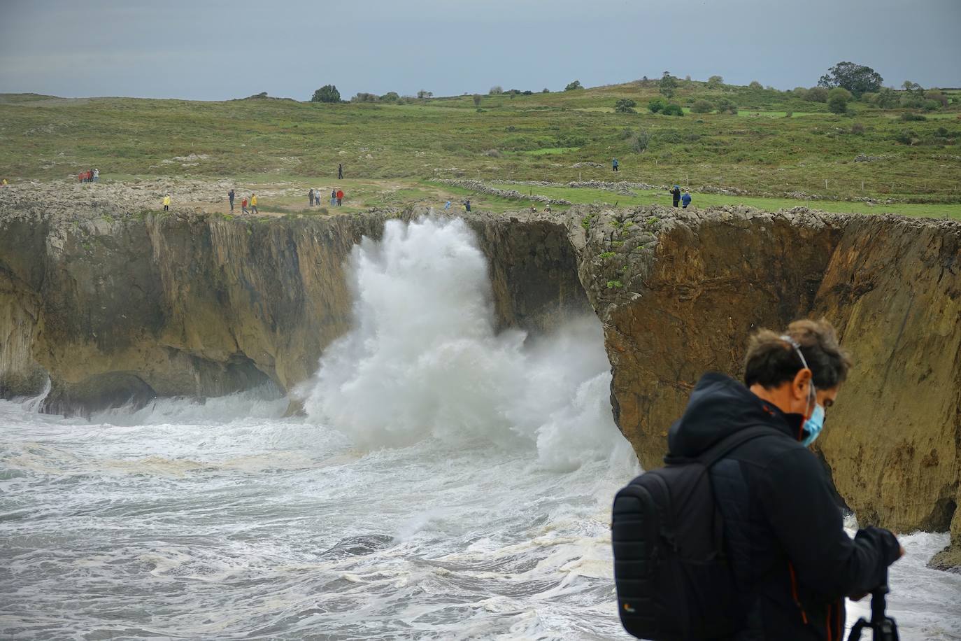 El primer fin de semana de otoño se vive en el Principado con un notable descenso de las temperaturas, lluvias y fenómenos costeros que, como contrapartida, ha ofrecido espectaculares imágenes. 