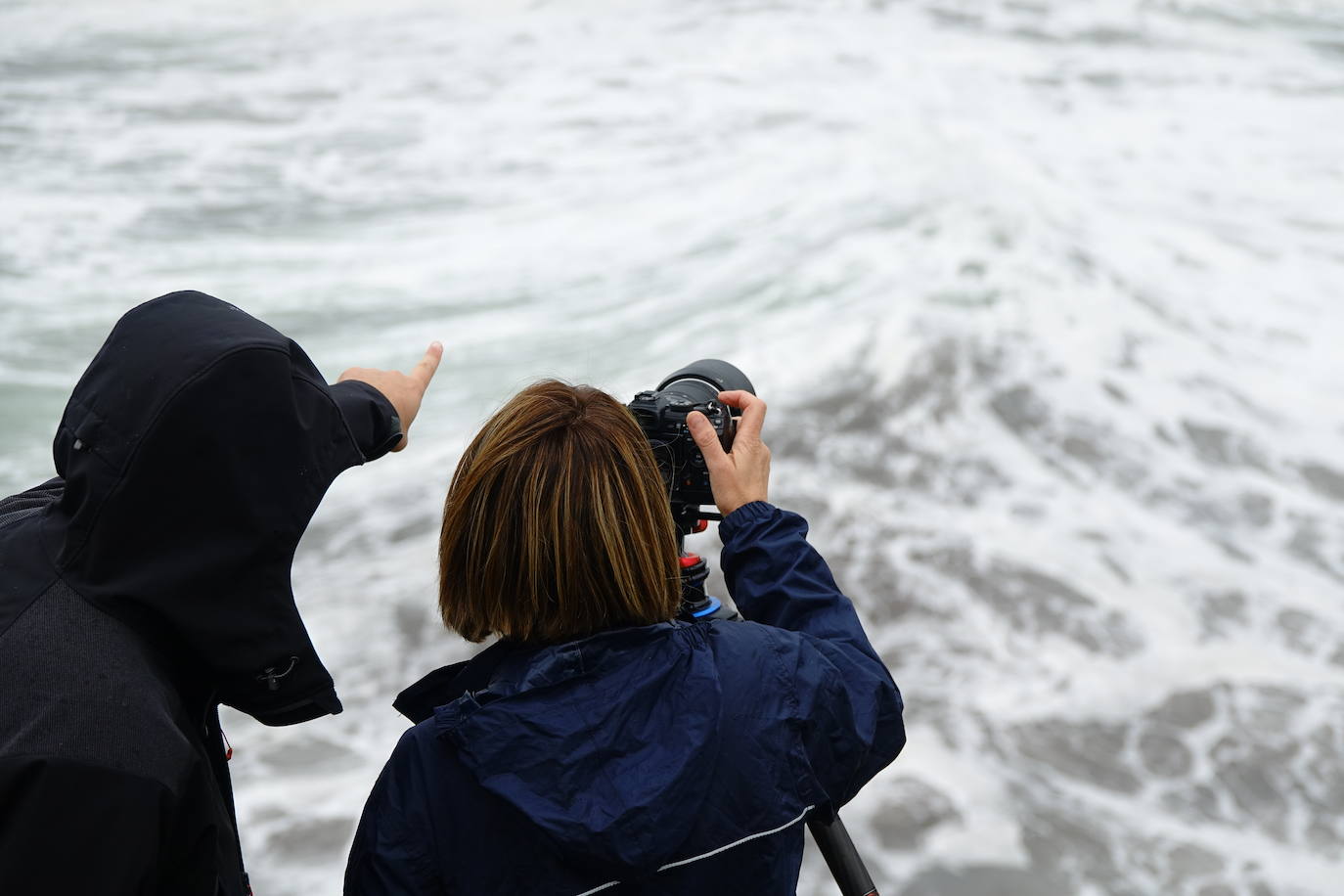 El primer fin de semana de otoño se vive en el Principado con un notable descenso de las temperaturas, lluvias y fenómenos costeros que, como contrapartida, ha ofrecido espectaculares imágenes. 