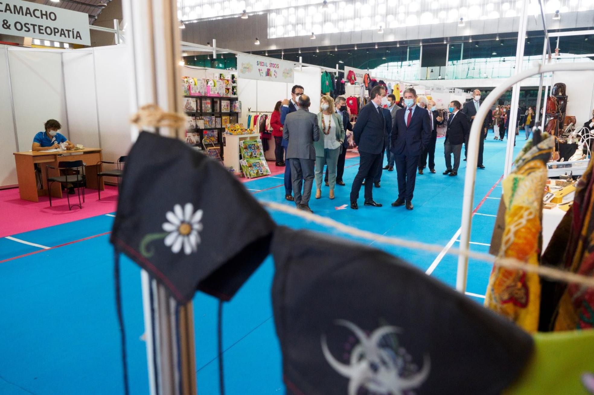 Apertura. La Feria del Comercio y los Servicios abrió ayer en el pabellón de La Magdalena con una visita institucional. 