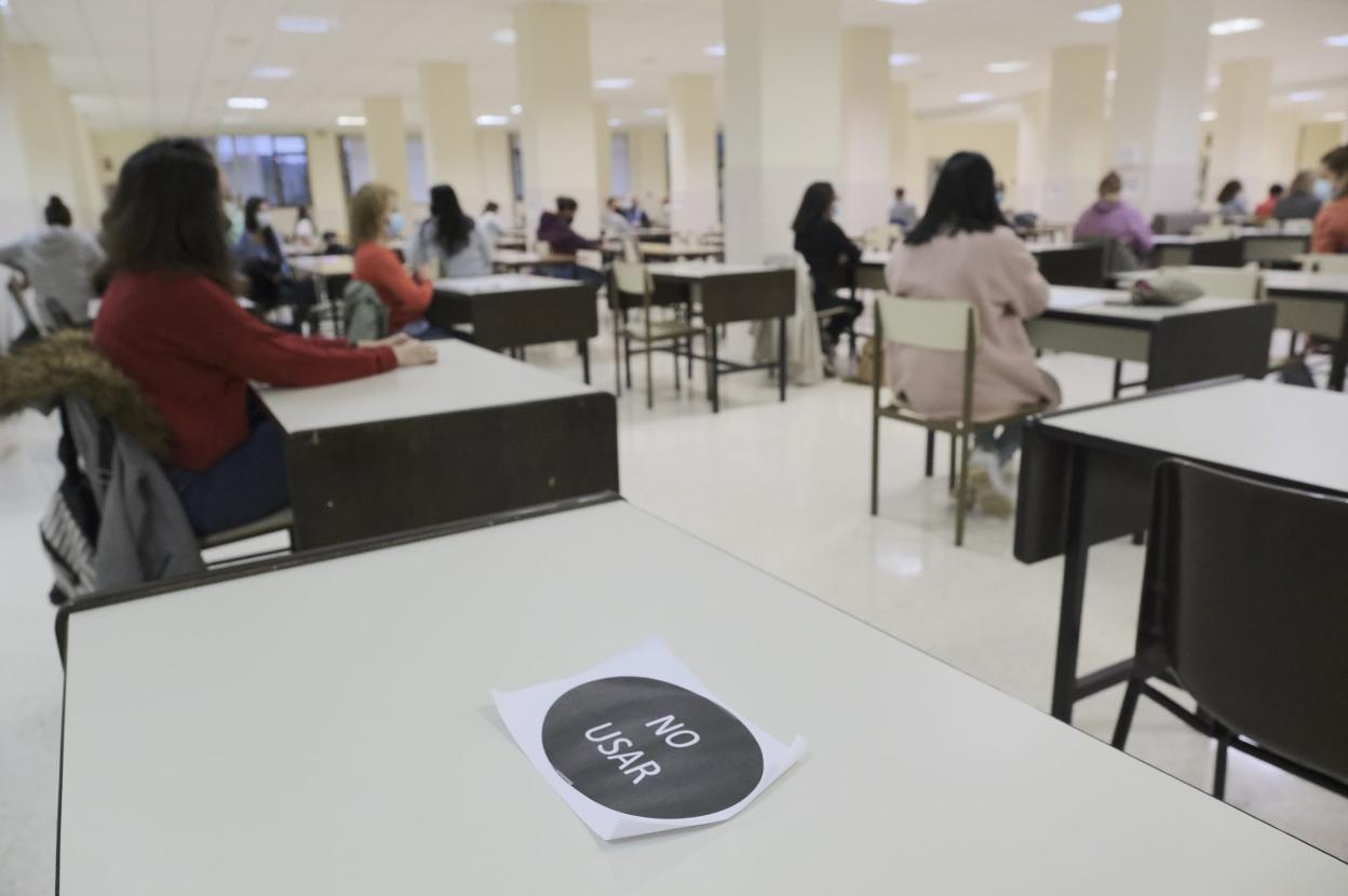 Los aspirantes, sentados ya en los lugares asignados, a punto de empezar el examen. 
