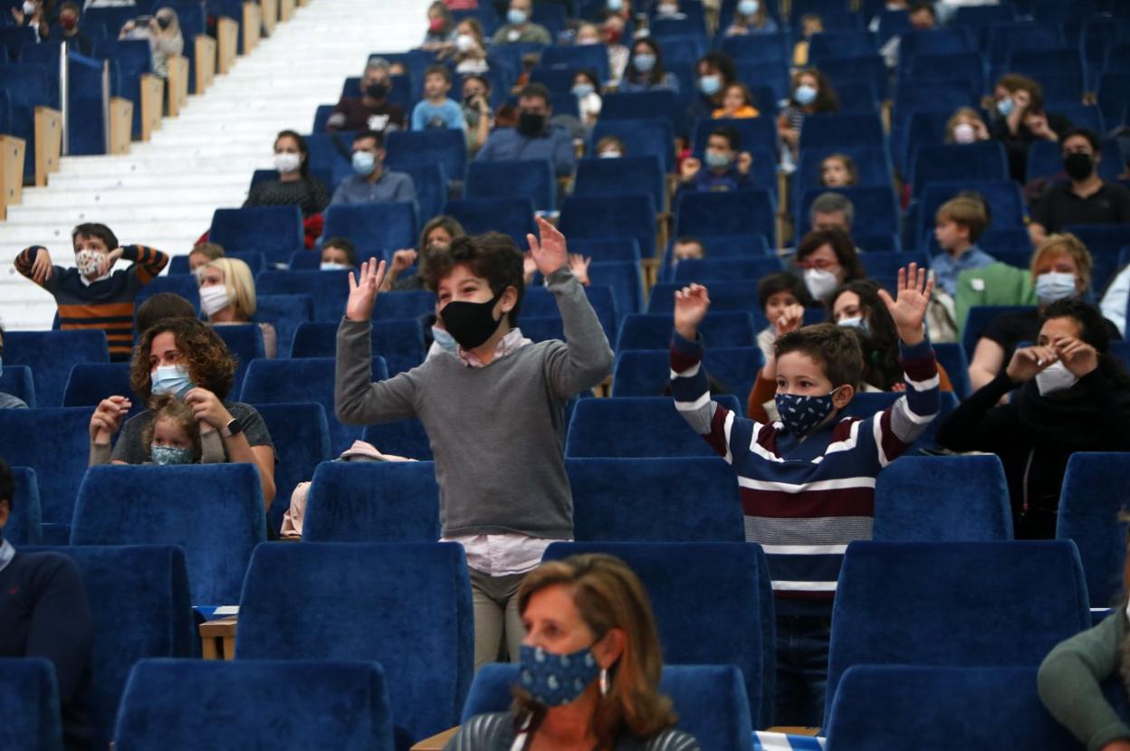 Los niños disfrutaron con la actuación. 