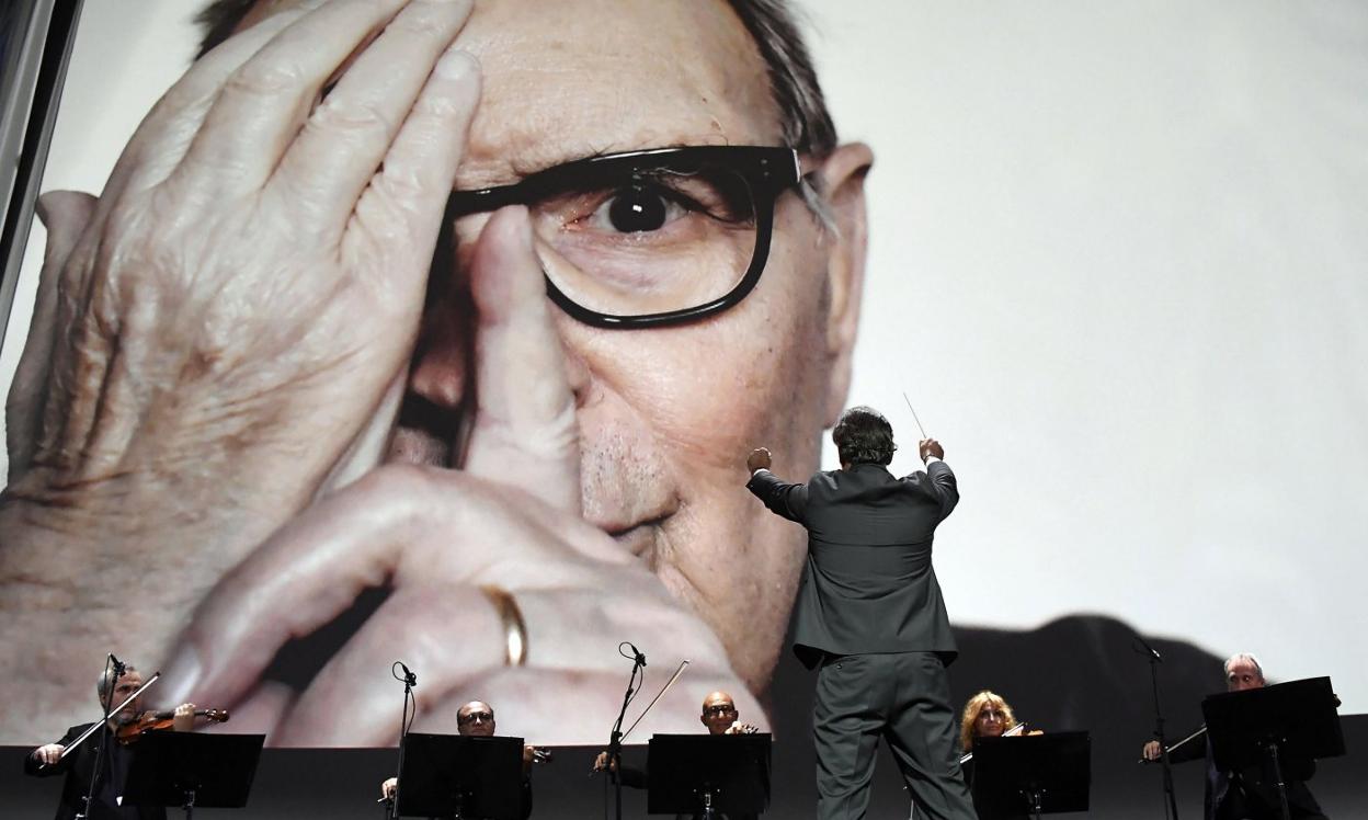 Andrea Morricone, que estará en Oviedo, dirige un concierto homenaje a su padre en Venecia. 